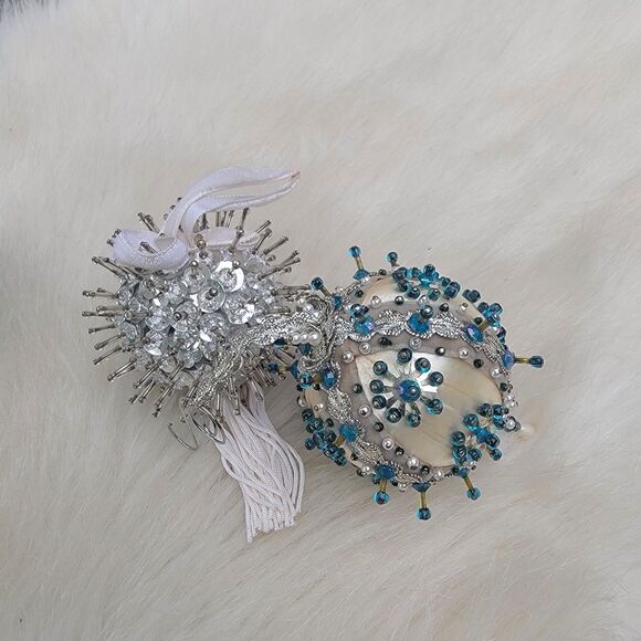 Set Of 2 Vintage Push pin Ornaments - Picture 2 of 5